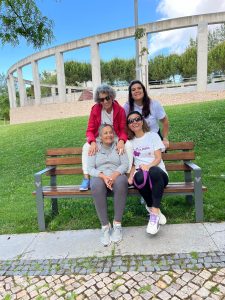 VOLUNTÁRIAS E UTENTES SENTADAS NUM BANCO