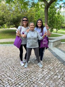 3 SENHORAS A POUSAR PARA FOTOGRAFIA