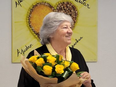 PRESIDENTE COM RAMO DE FLORES NA MÃO