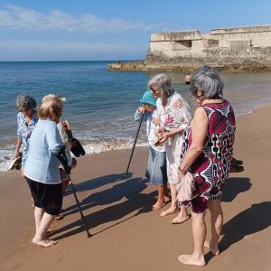 Utentes e voluntária na praia 2